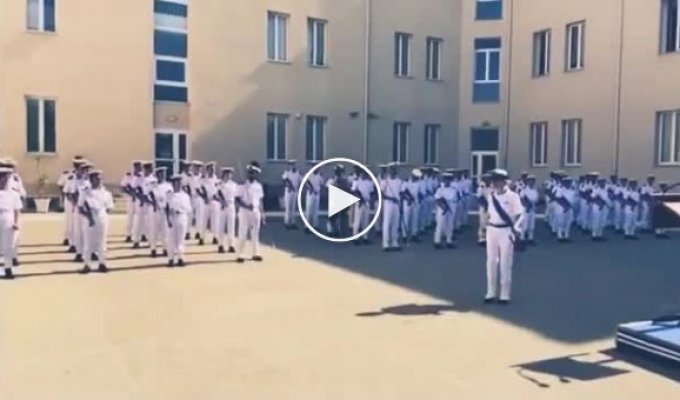 Итальянские курсанты попали под расследование за танец