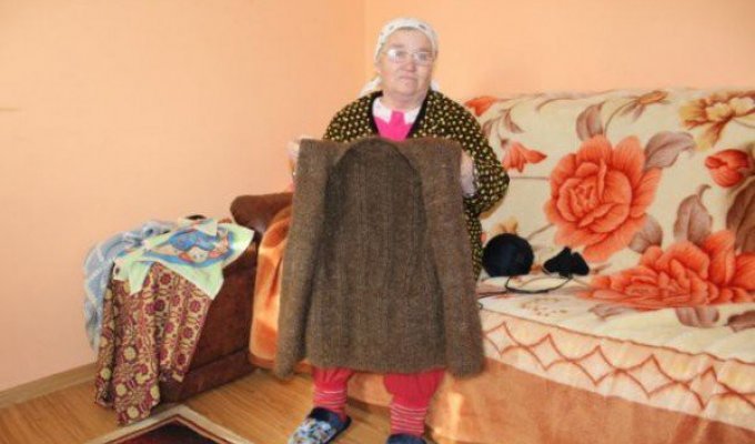 Пожилая женщина 20 лет собирала свои волосы и в конце концов связала из них жилет (3 фото)