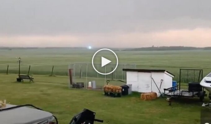 В Канаде засняли шаровую молнию