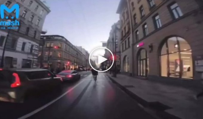 Странная авария в центре Петербурга с участием пешехода и велосипедиста