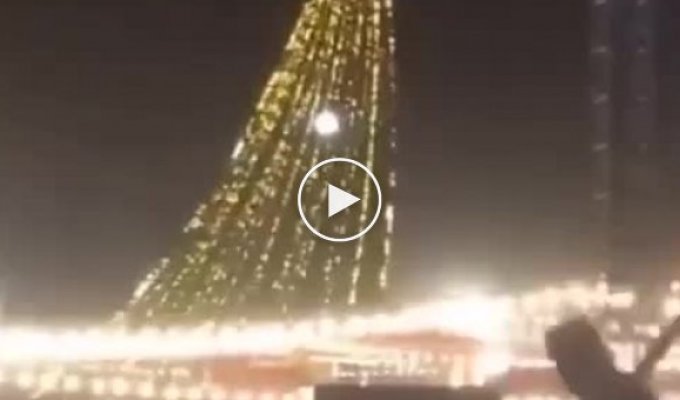 В Азербайджані через сильний вітер впала величезна новорічна ялинка