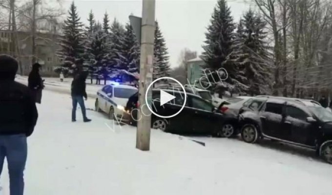 Момент, как в Иркутске полицейские присоединились к массовой аварии