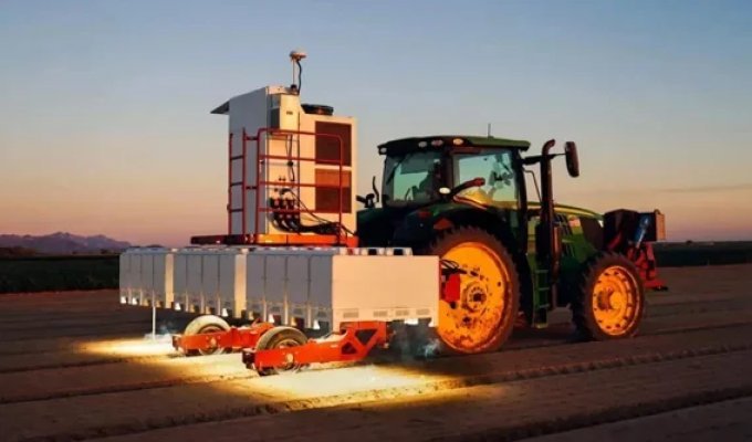 Умная сельскохозяйственная машина выжигает сорняки лазерами (2 фото + 1 видео)