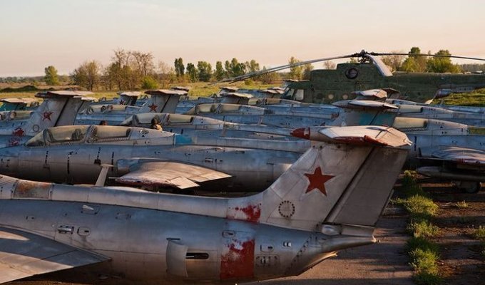 Заброшенный аэродром в Украине (42 фото)