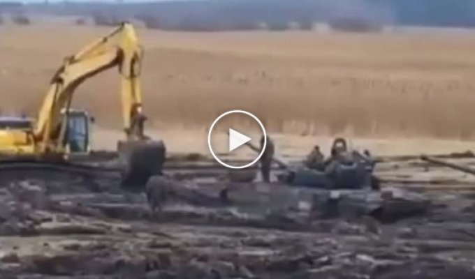 Не доехали! Российские танки погрязли в грязи в Ростовской области (мат)