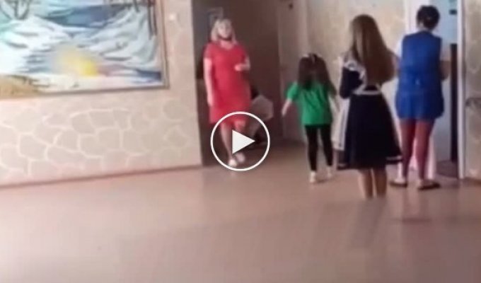 В Ростовской области учительнице не понравился макияж семиклассницы и она сама насильно смыла его в раковине