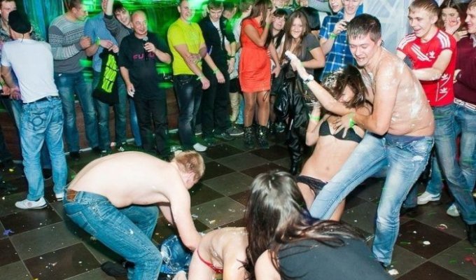 В сети появились фото Владимира Аверина, присутствующего на порно-вечеринке (4 фото) (эротика)