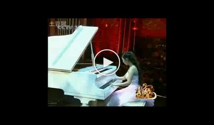 Девочка играет на пианино без пальцев на одной руке