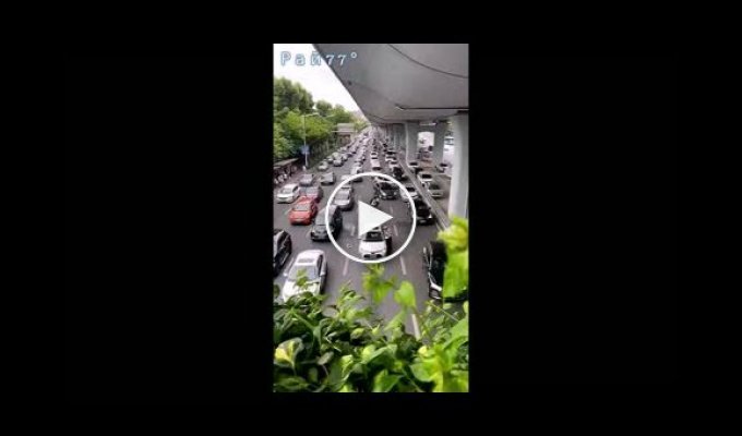 Дренажная труба упала с эстакады и чудом разминулась с головой водителя в КНР