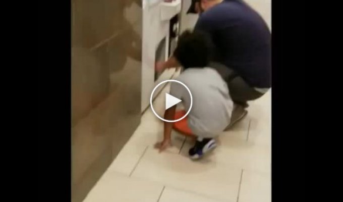 Мужчина с помощью маленькой дочки украл из игрового автомата кучу призов