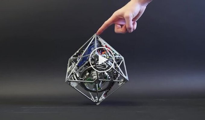 Куб, который может прыгать, ходить и стоять на углу