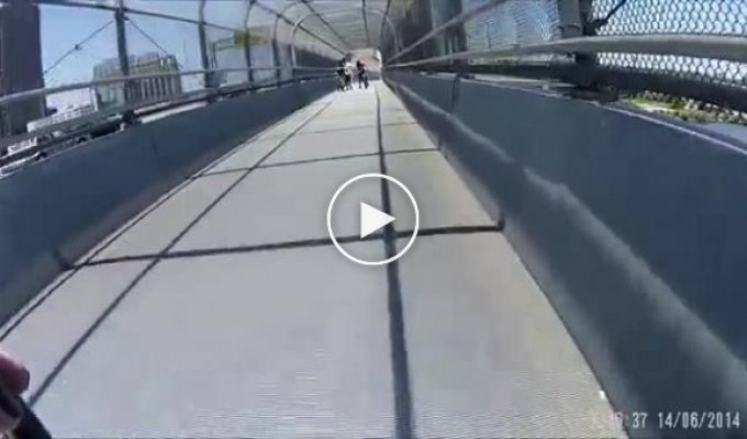 Неожиданная авария на пешеходном мосту