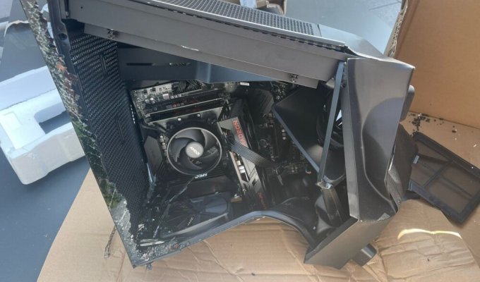 The gamer ordered a computer for 1,000 euros, but when it was delivered, the condition was deplorable (4 photos + 1 video)