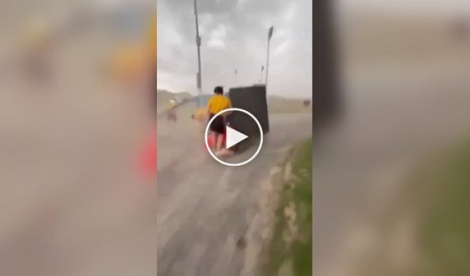 Кабинка биотуалета сбила футбольного судью с ног