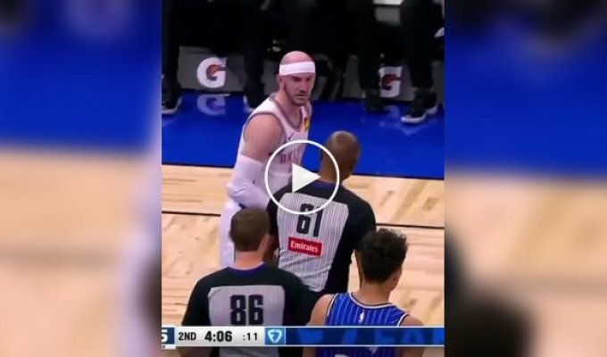 Баскетболіст намагався заблокувати кидок кросівкою