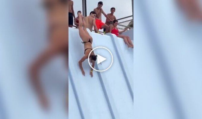 Как привлечь внимание мужчин в аквапарке