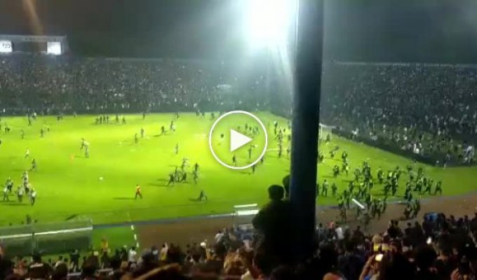 В Индонезии крупнейшая в мировой истории бойня футбольных фанатов