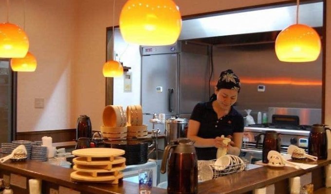 В Токио открылся ресторан, где можно пообедать, отработав смену на кухне (3 фото)