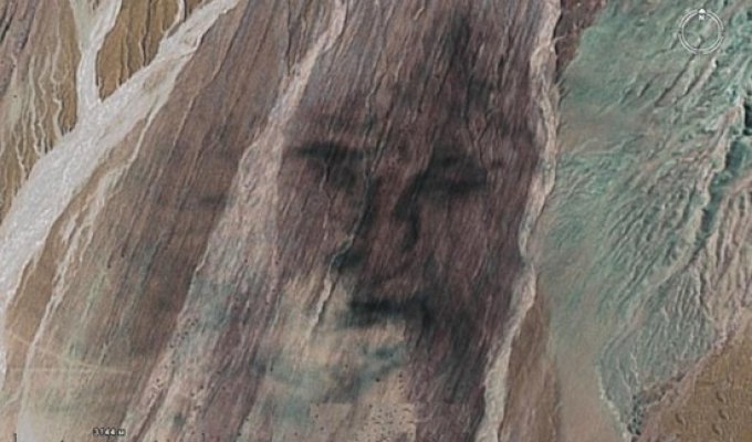 Лицо на скалах (4 фото)