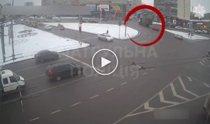 ДТП с опрокидывания грузовика на Дарницкой площади