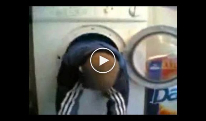 Мальчик залез в стиральную машину