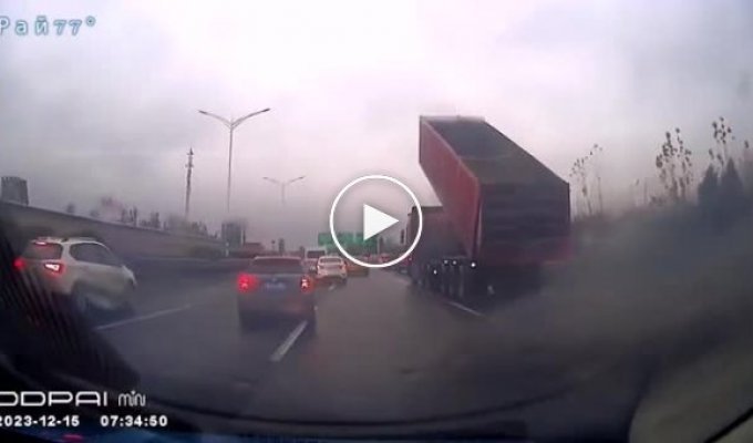 A dump truck with an open body demolished a support and caused a traffic jam: video
