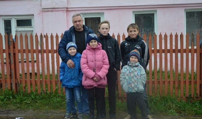 Семью, в которой отец-одиночка воспитывает пятерых детей, сняли с очереди на жилье (6 фото)