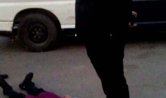 В Китае женщина скончалась в момент задержания полицией (2 фото)
