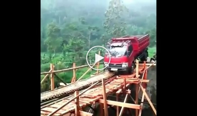 Деревянный мост и грузовик. Что может пойти не так