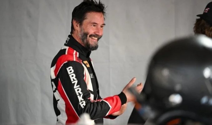 Keanu Reeves took part in professional car racing, flew off the track and took 25th place out of 35 (2 photos + 2 videos)