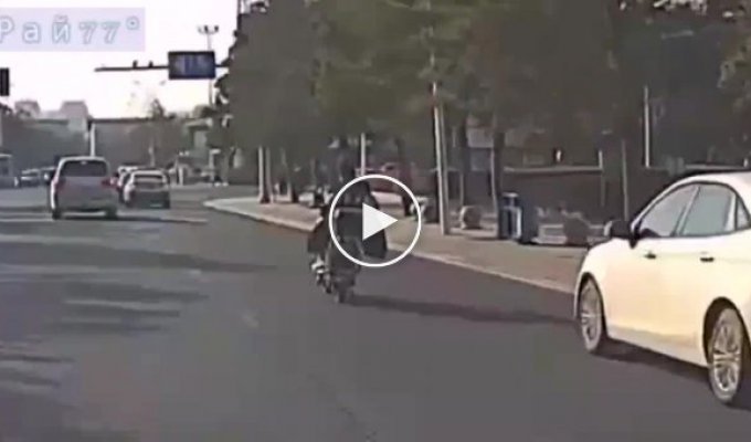 Китаєць несподівано втратив мотоцикл і виконав «видовищний танець»