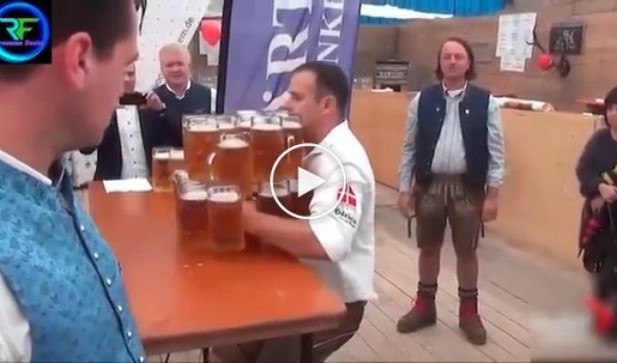 Немецкий официант пронес 29 кружек пива