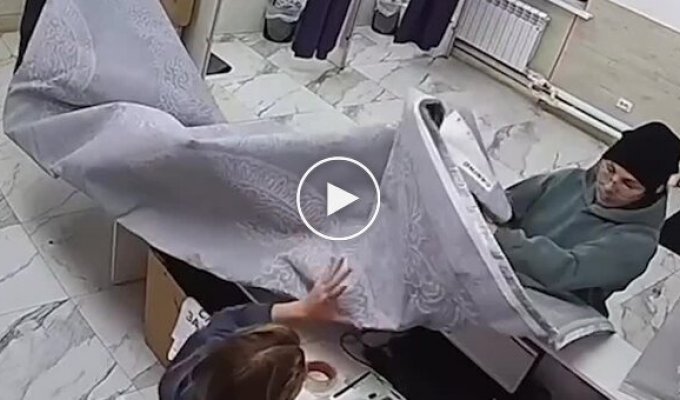 In Russia, a woman decided to check a carpet by laying it out on the desk of an employee at a delivery point.