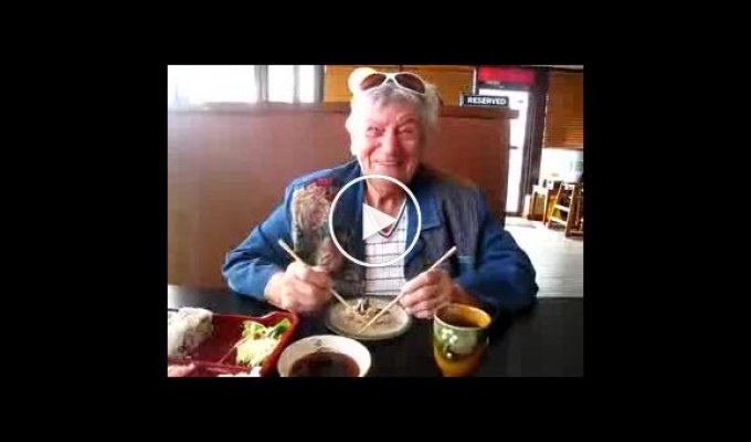 Бабушка впервые кушает суши