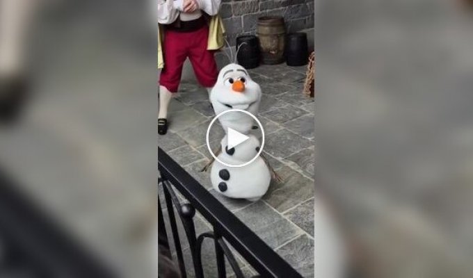 Робот-Олаф впервые пообщался с публикой