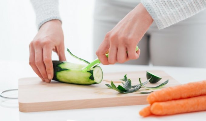 Выбрасываете кожуру от фруктов и овощей? 8 неожиданных применений очистков, полезных в быту (8 фото)