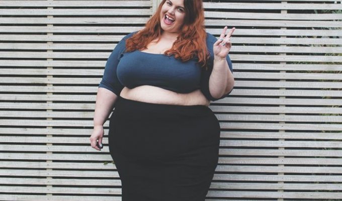 Ни грамма стеснения: девушки с лишним весом смело надевают короткие топы, не смущаясь своих больших животов (21 фото)