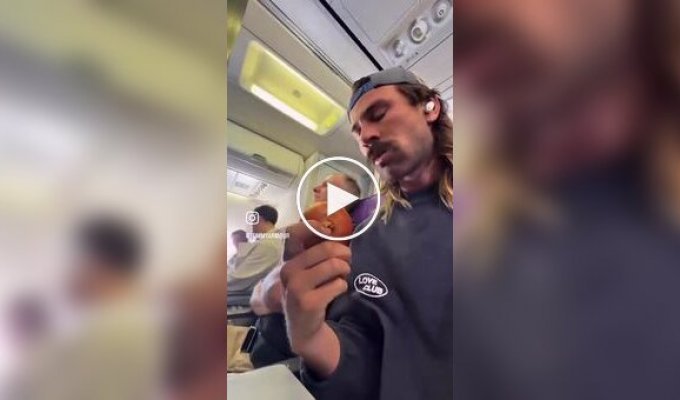 Мужчина съел луковицу прямо в самолете: пассажиры в шоке, стюардесса заливает салон освежителем