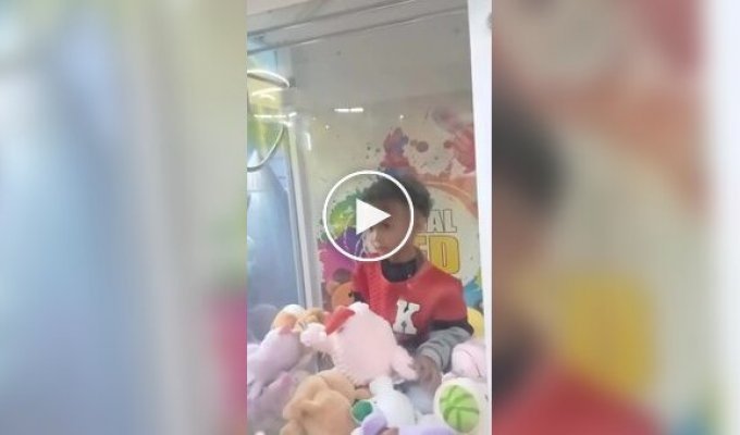 Маленький акробат: 4-летний мальчик застрял в игровом автомате