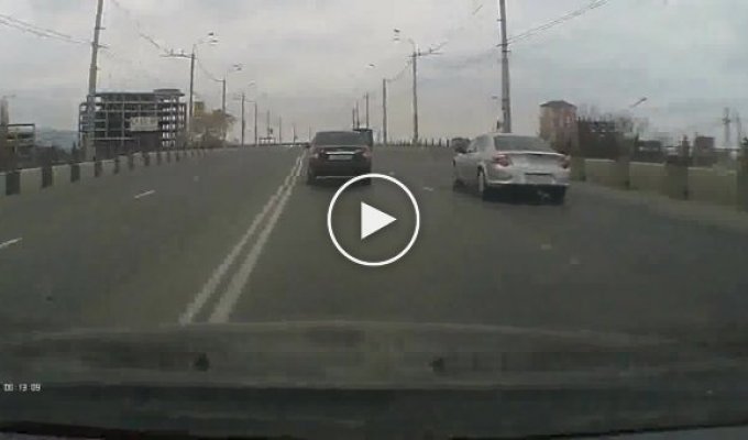 Авария на мосту в Махачкале (0:15)