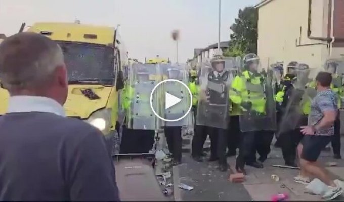 Френдли фаер на протестах в Великобритании