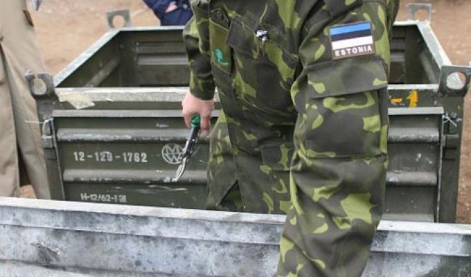 Эстонская таможня уничтожает Российское оружие (16 фотографий)