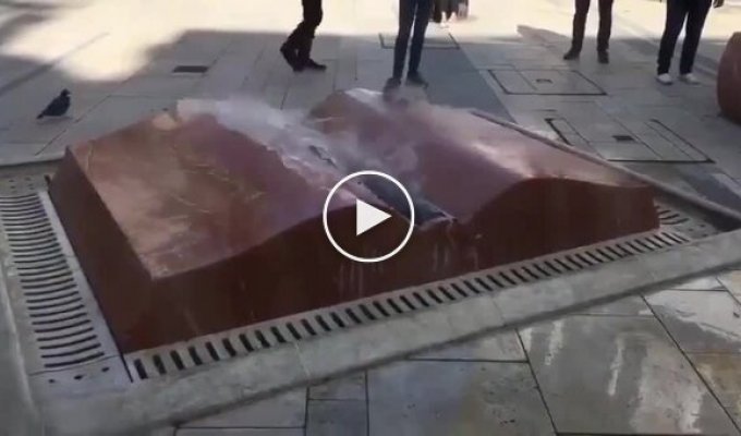 Незвичайний фонтан-книга в Угорщині