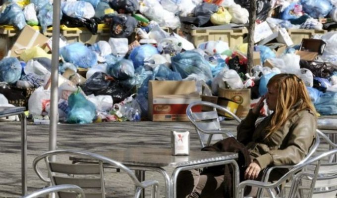 Вонючая забастовка мусорщиков (12 фото)