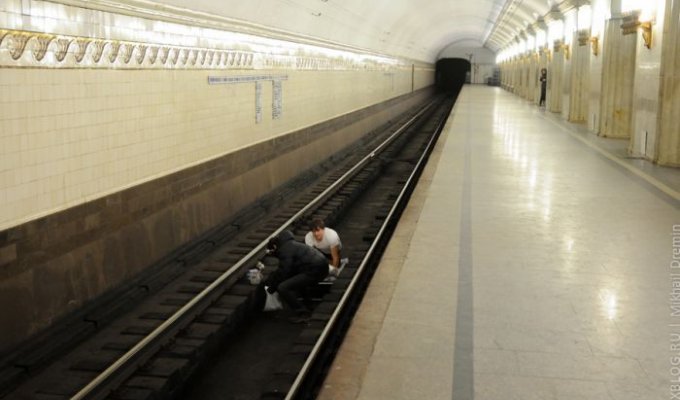 Экстремальный сон в метро (3 фото + видео)