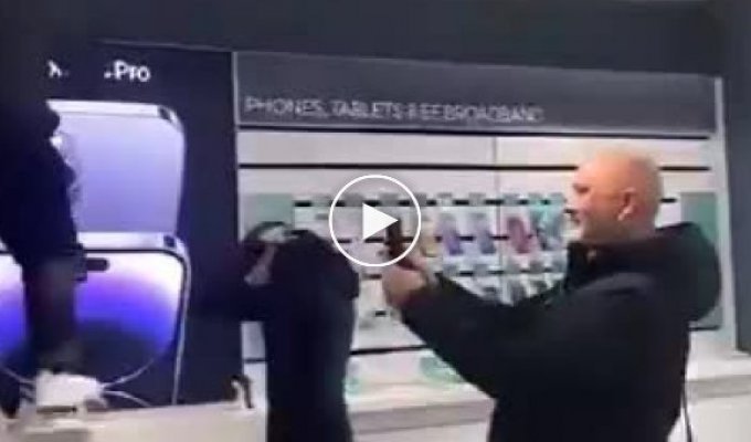 Налет грабителей на магазин с техникой Apple