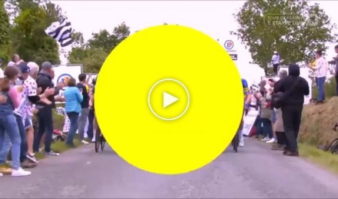 Массовая авария на гонке «Тур де Франс»