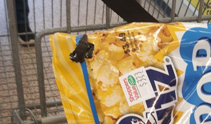 Американка нашла змею в пачке попкорна в супермаркете (5 фото)