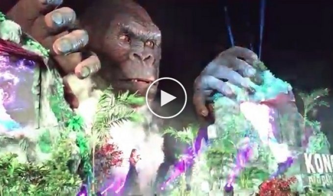 На вьетнамской премьере фильма о Кинг-Конге сгорела огромная пятиметровая статуя гориллы