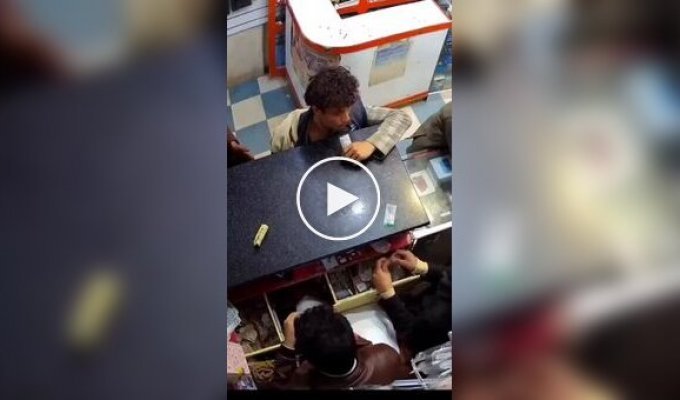 Парень укусил телефонный аккумулятор